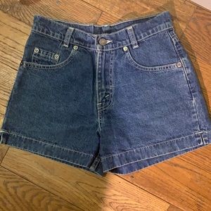 White tag Levi jean shorts